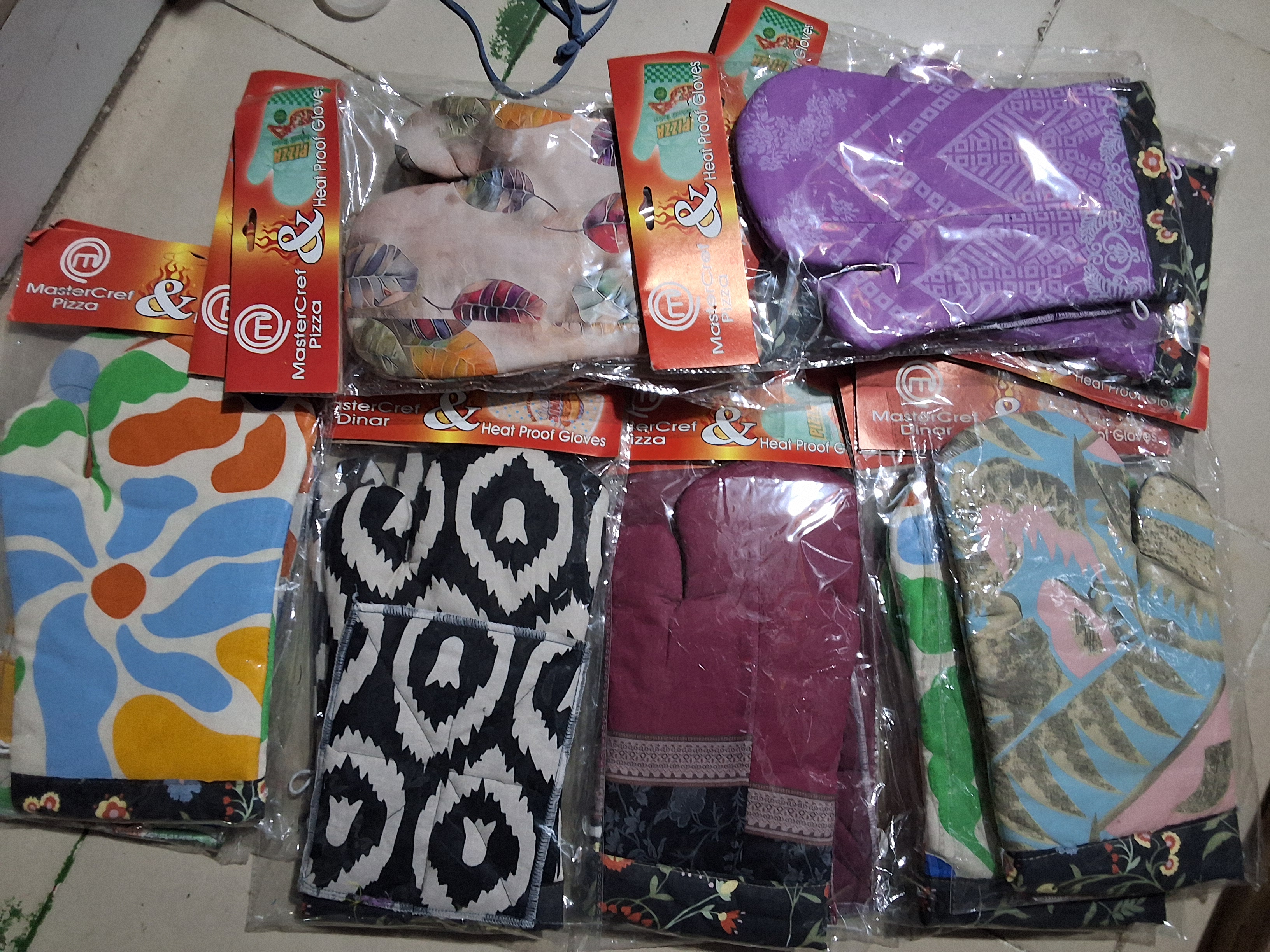 ওভেন গ্লাভস।  Oven gloves